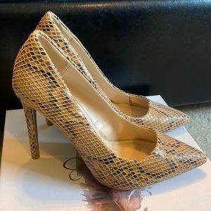 Anne Michelle pump snake skin like heels